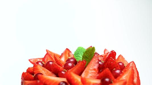 美味的水果沙拉甜点草莓和薄荷旋转与蔓越莓装饰视频的预览图
