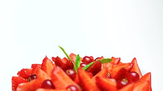 美味的水果沙拉甜点草莓和薄荷红莓在白色背景上高速旋转视频的预览图