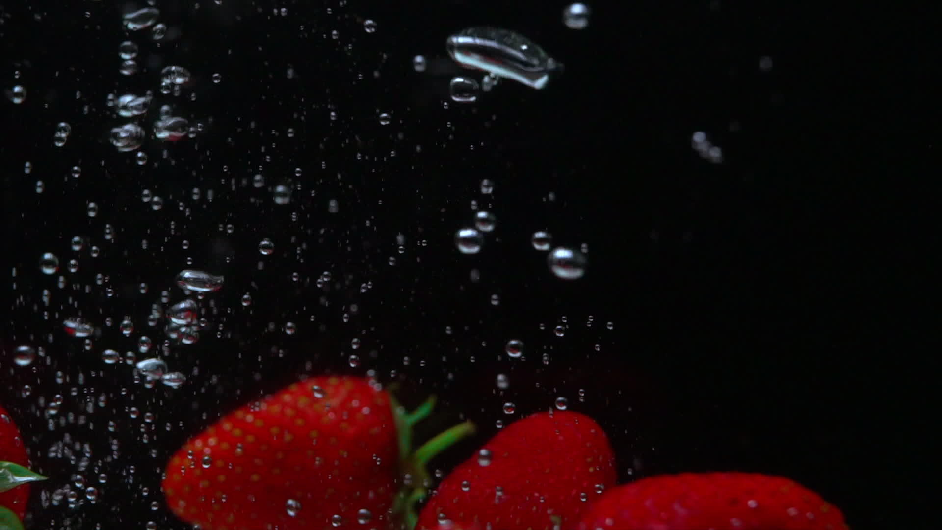 小水果潜入水中的宏观镜头视频的预览图