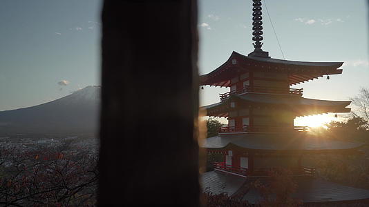 Chureito土塔日落时雅潘的背景是Fuji山向左视频的预览图
