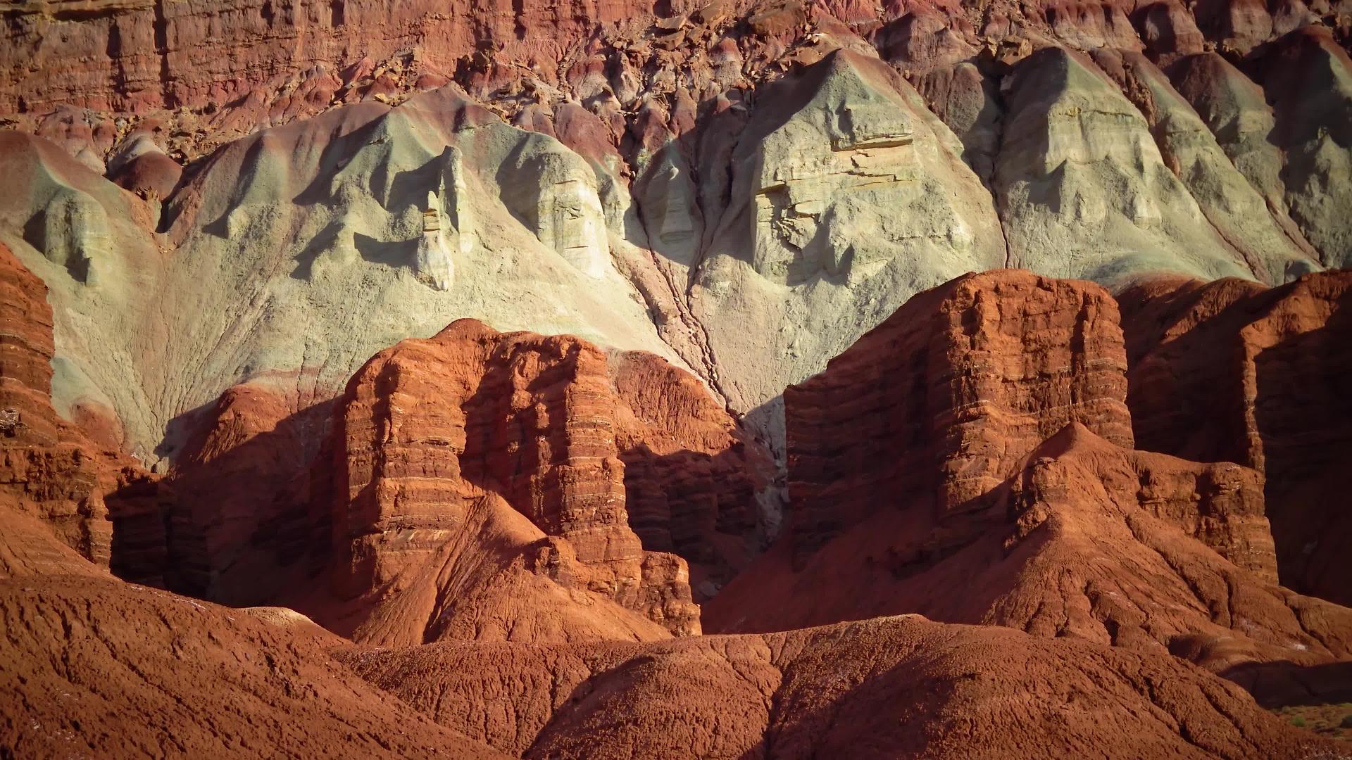 澳大利亚乌塔多彩侵蚀山的奇幻景观视频的预览图