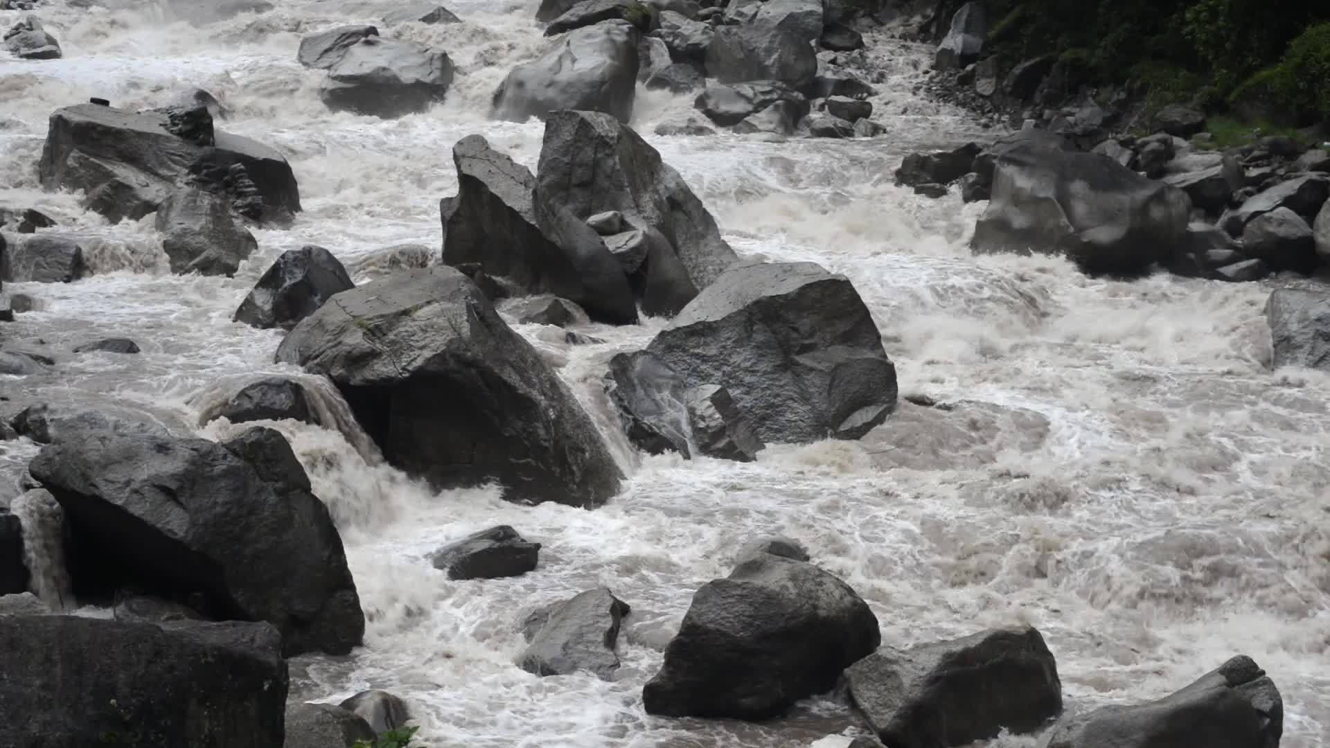 鲁班巴河水流视频的预览图