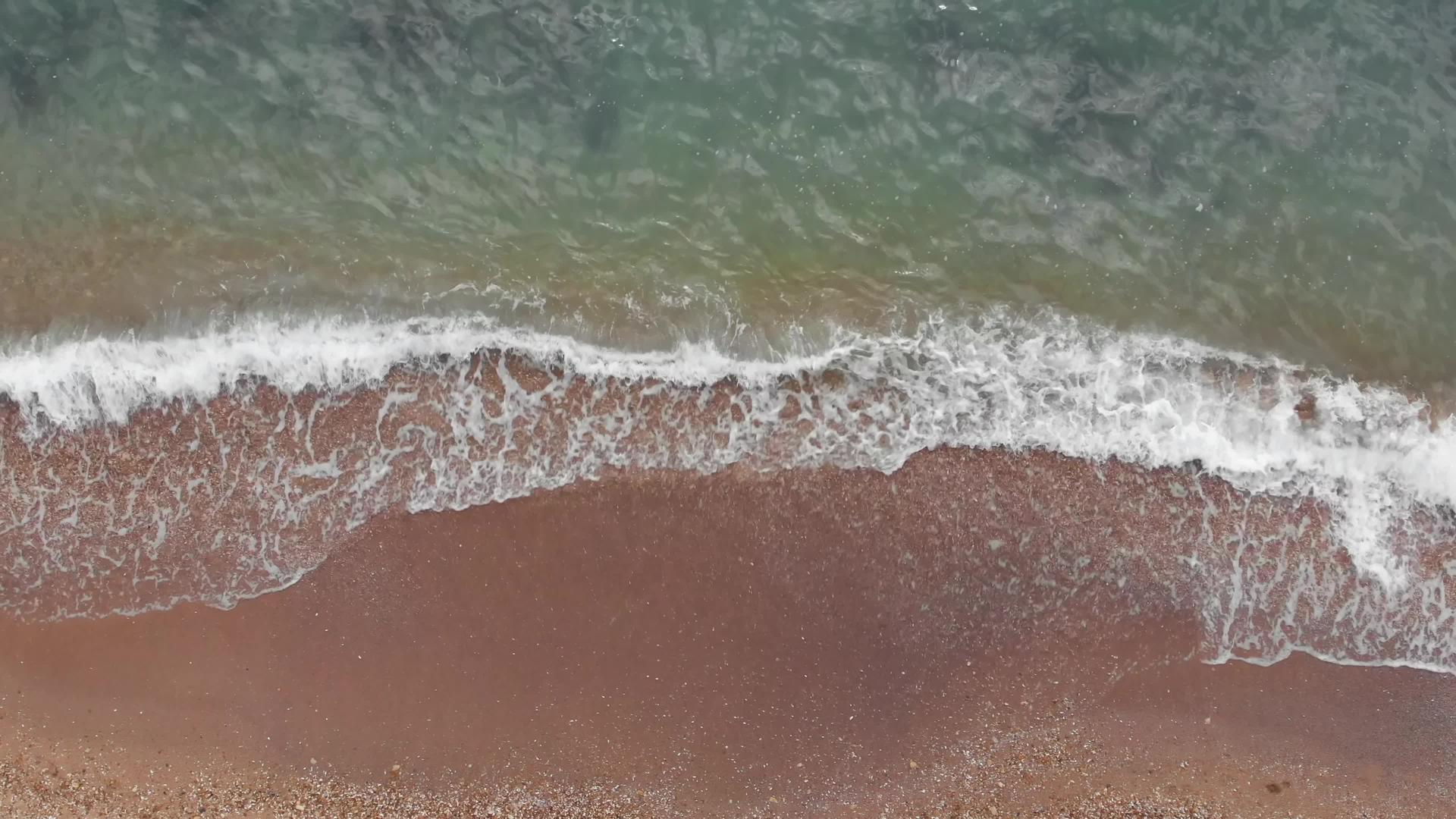 没有人会在棕色的海滩上轻轻地粉碎黑海潮水来制造泡沫视频的预览图