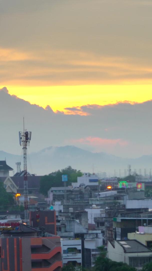 日出云海延迟泰国南部城市视频的预览图