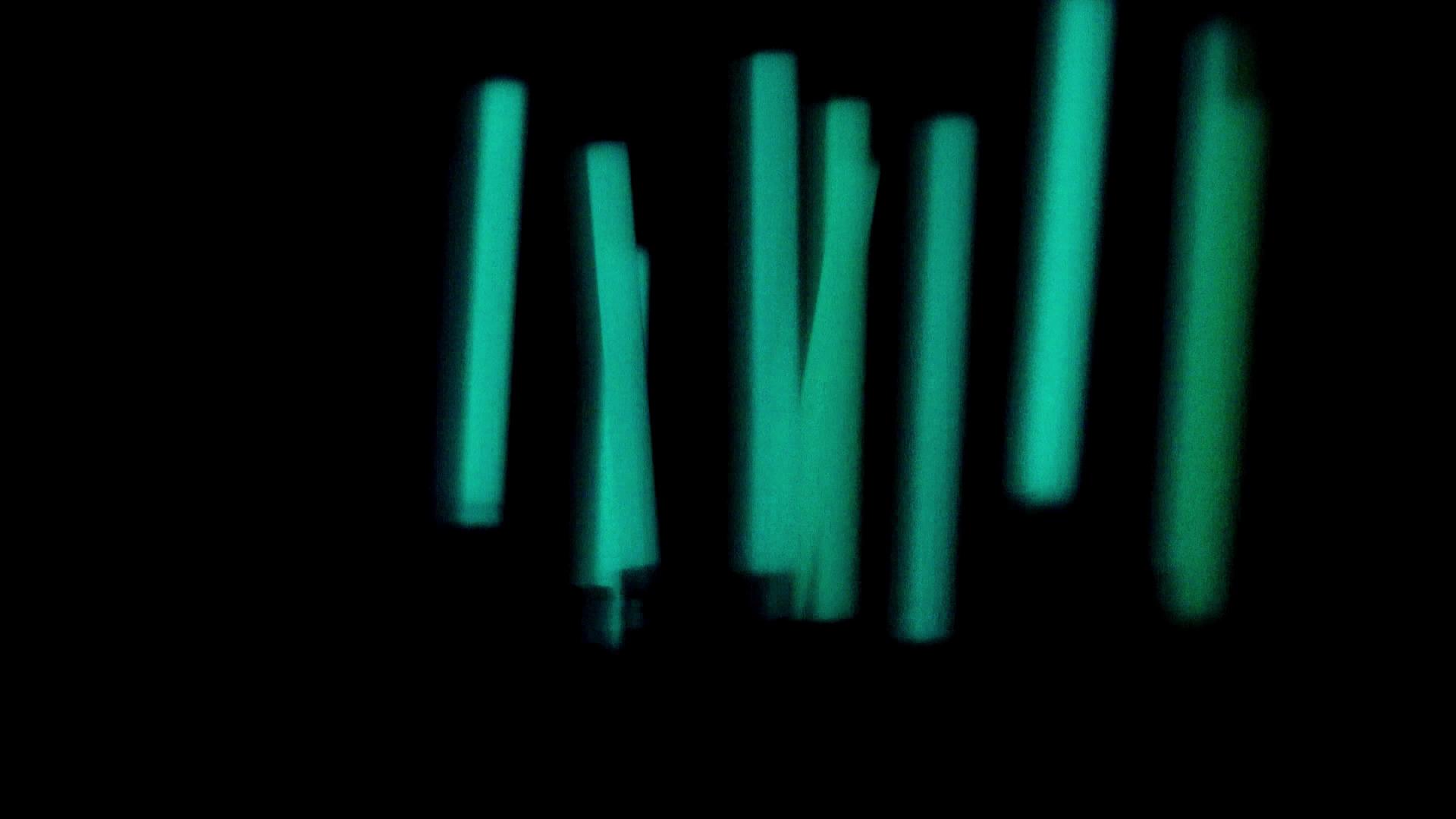 在黑暗中闪烁的蓝绿灯是不寻常的视频的预览图