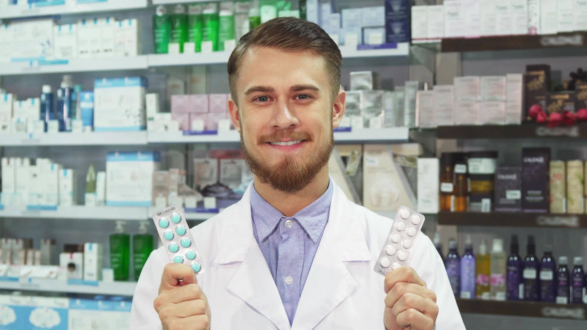 年轻的药剂师展示药物和微笑视频的预览图