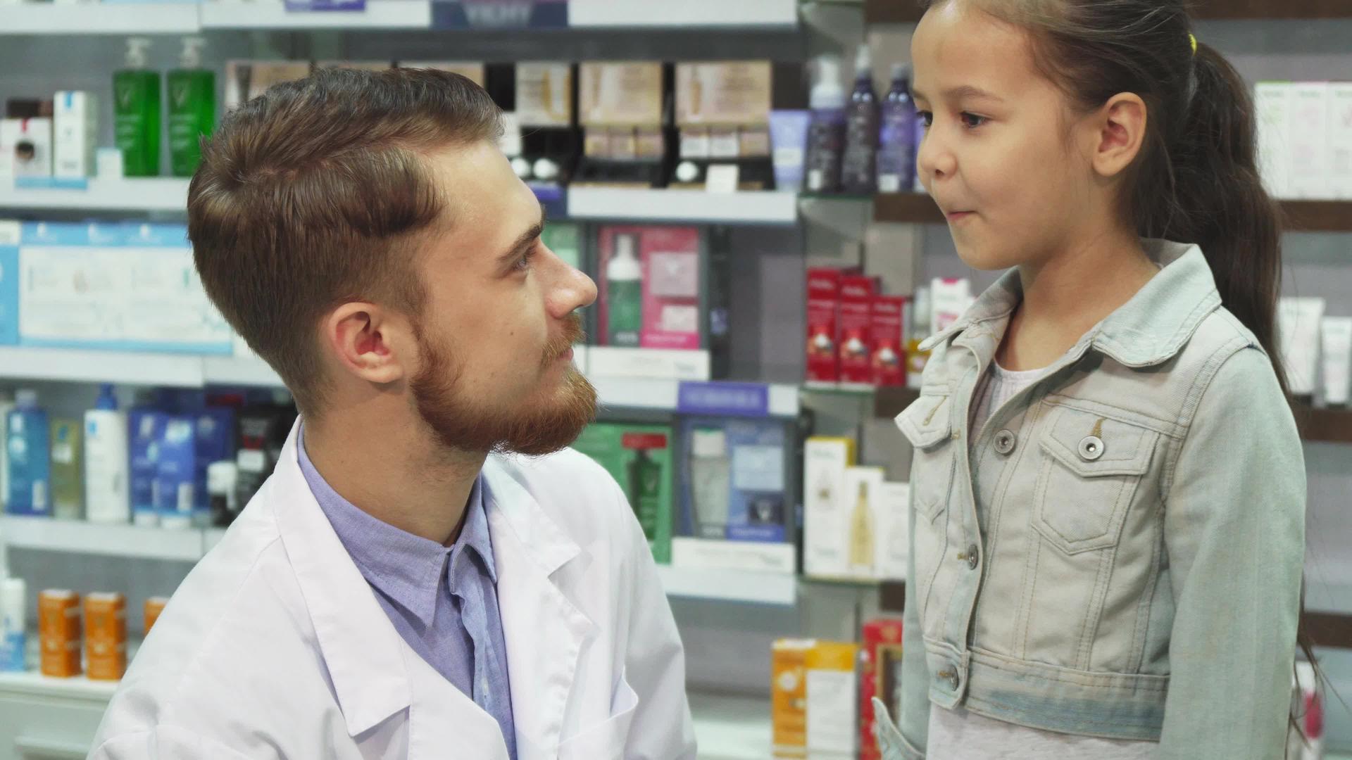 好药师给一个小女孩吃药视频的预览图