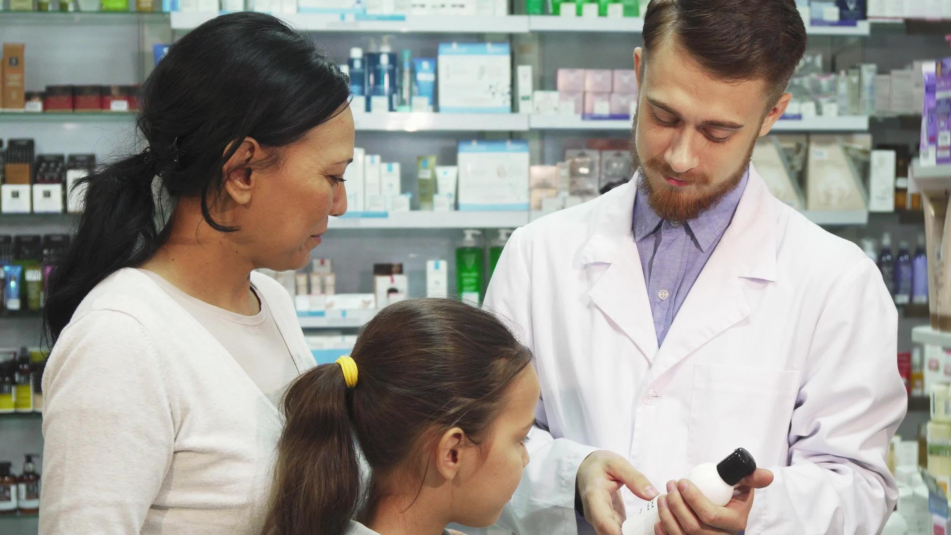 一位年轻的药剂师告诉客户一种药店产品视频的预览图