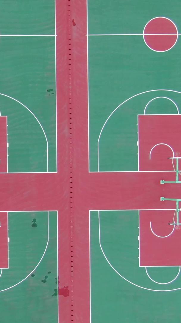 新建篮球场的垂直航拍视频的预览图