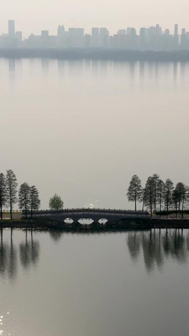 武汉东湖绿道和城市建筑自然景观在黄昏时分航拍视频的预览图