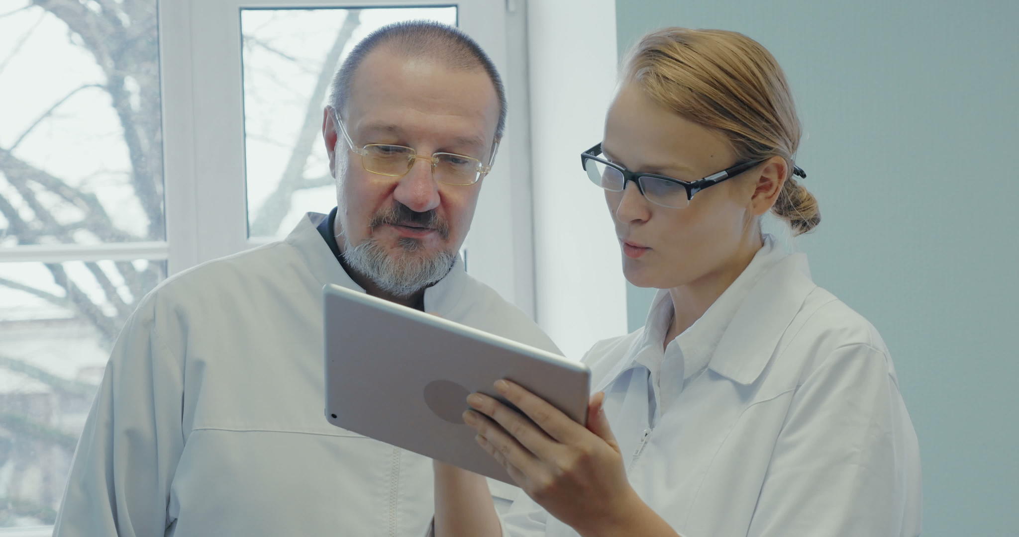 两名医生使用触摸垫进行专业对话视频的预览图