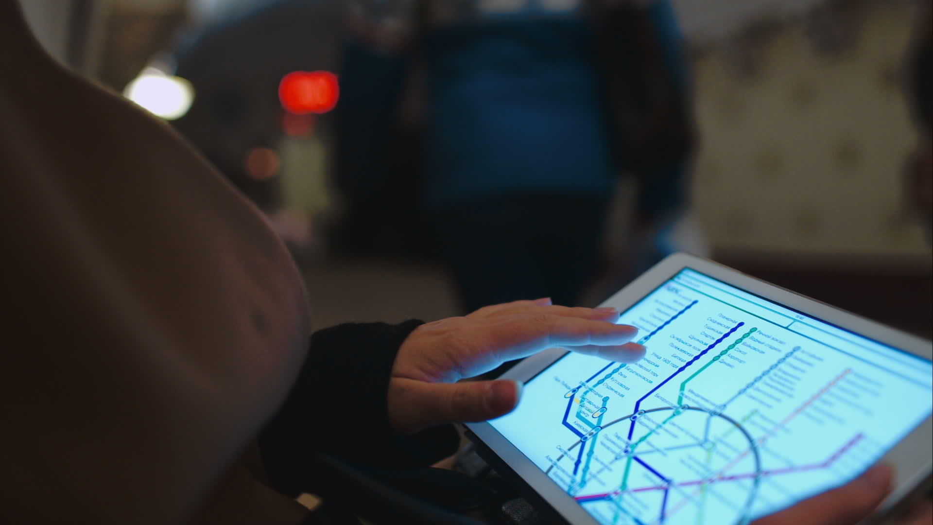 女性在地铁里使用平板电脑视频的预览图