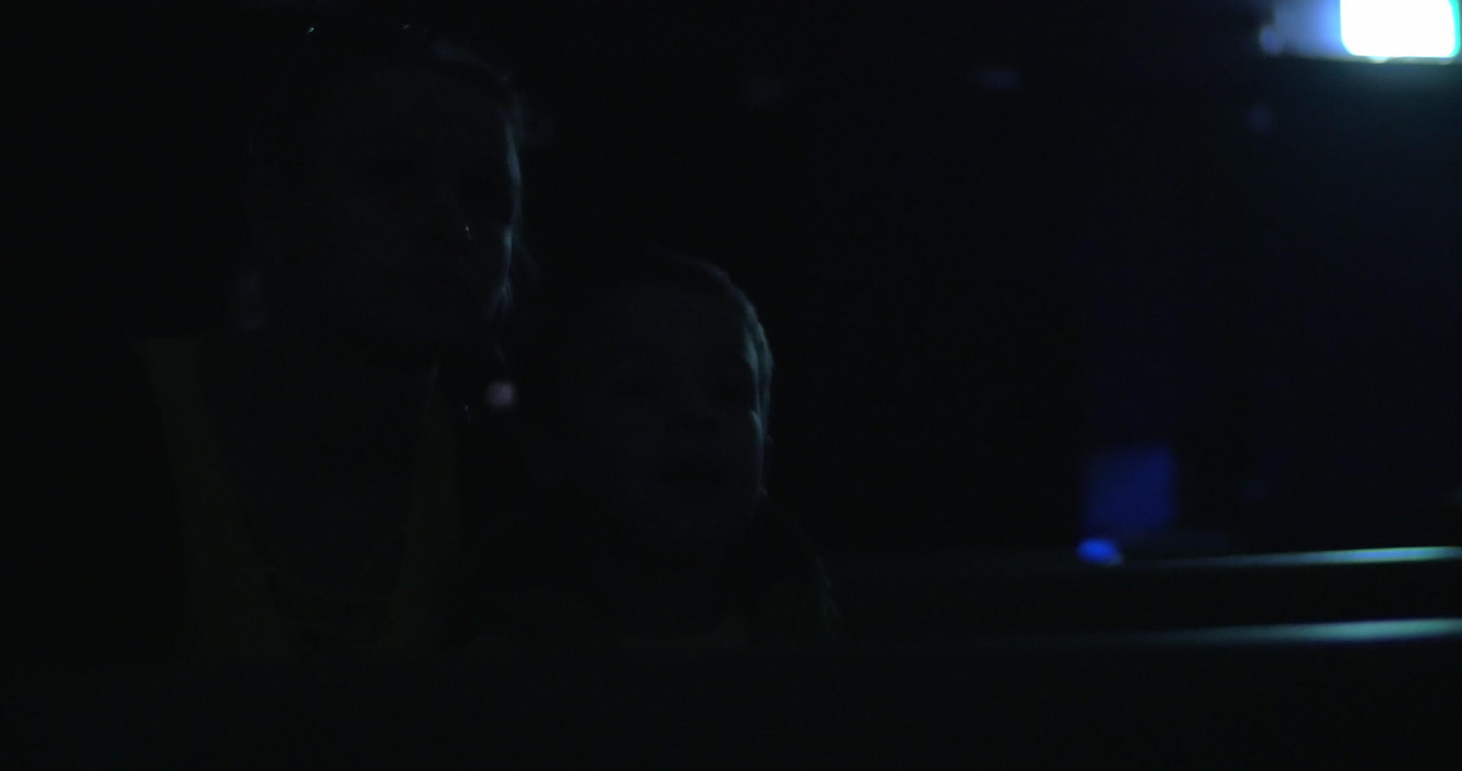 母亲和孩子在电影院闲暇视频的预览图