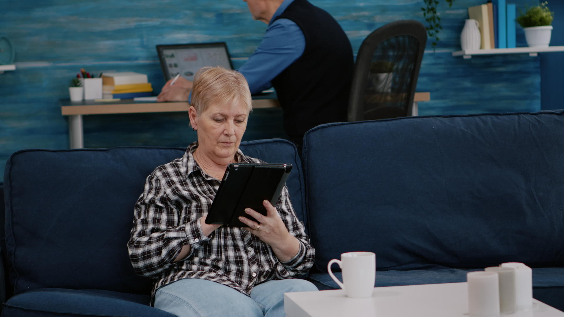 中老年妇女在放松时用平板电脑阅读视频的预览图