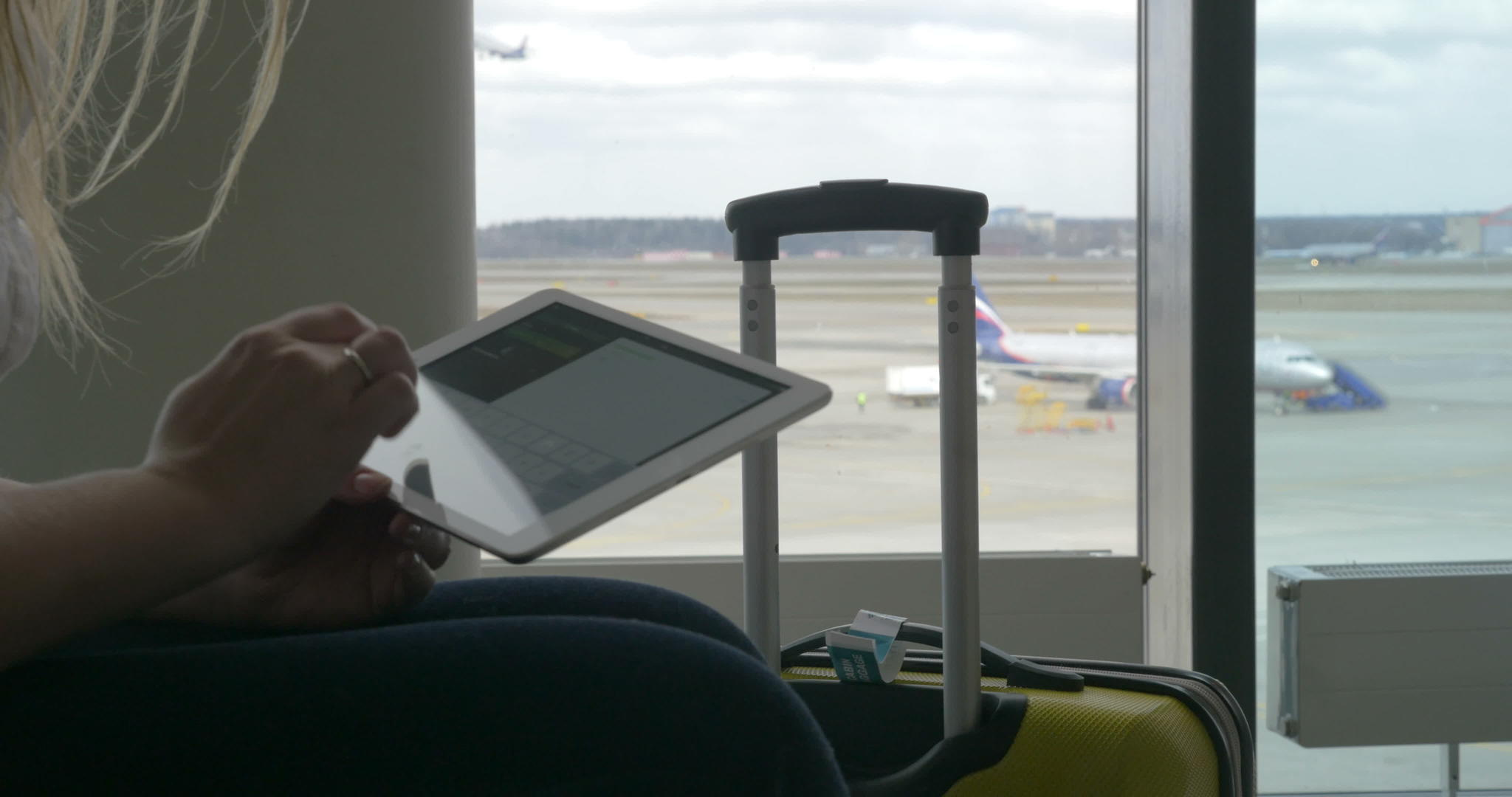 等待飞行的女士和平板电脑Pc视频的预览图