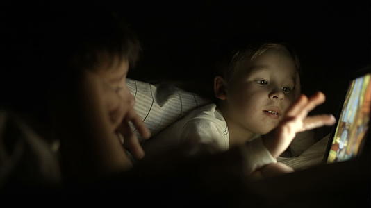 两个男孩晚上躺在床上用床垫视频的预览图