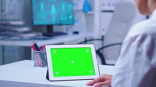 医院橱柜里有绿色屏幕的平板电脑视频的预览图