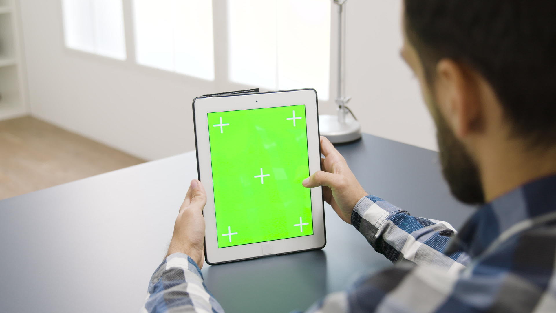 男人触摸数字平板电脑屏幕上的绿色模型视频的预览图