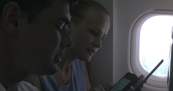 飞机上有小装置的人视频的预览图