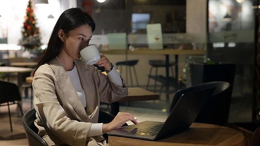咖啡厅用着电脑喝咖啡的大学生视频的预览图