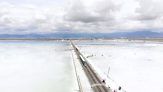 4k航拍青海西宁天空之镜小火车视频的预览图