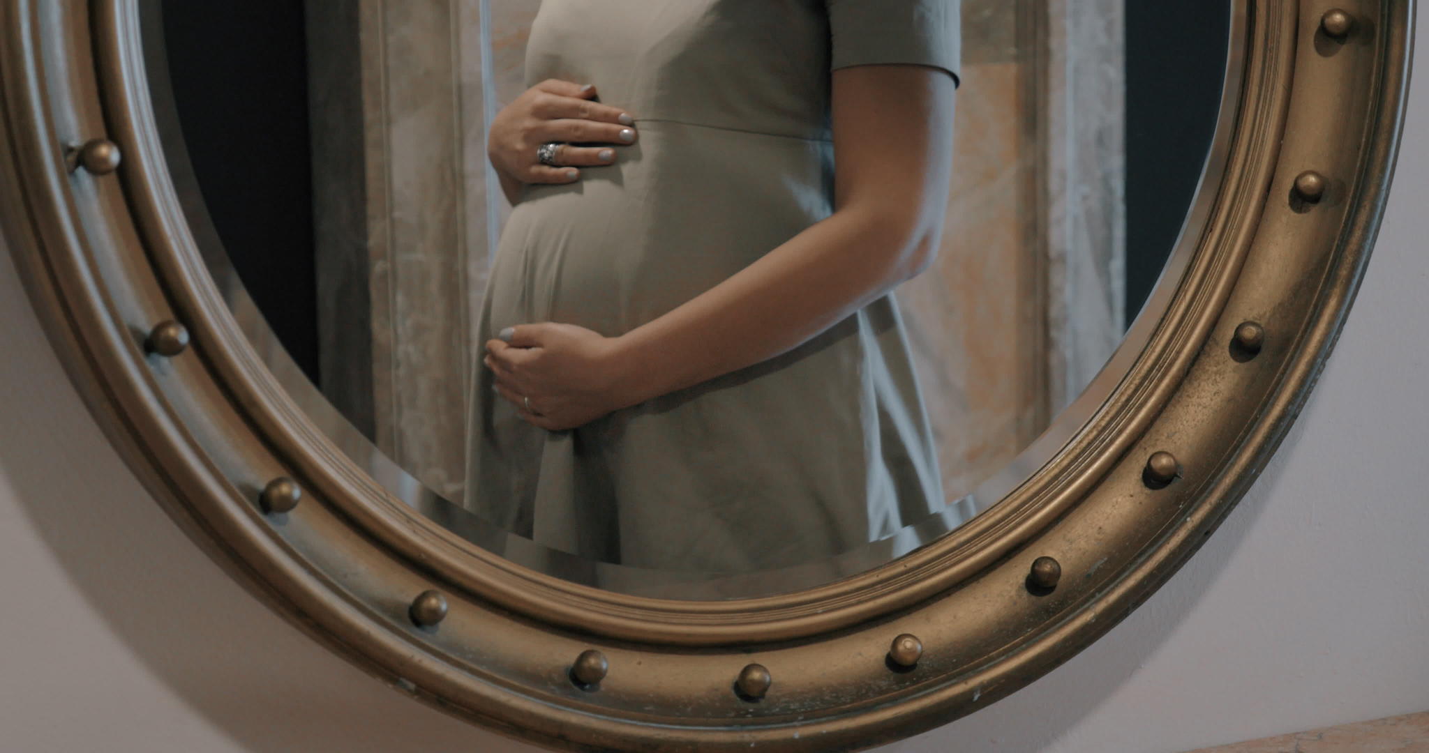 孕妇触摸腹部镜像反射视频的预览图