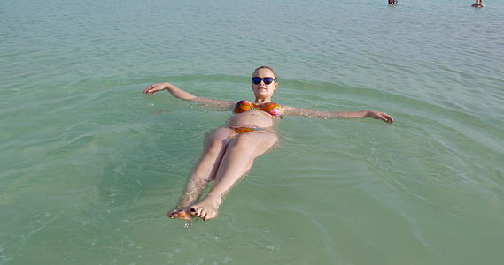 孕妇在死海度假胜地的盐水中洗澡视频的预览图