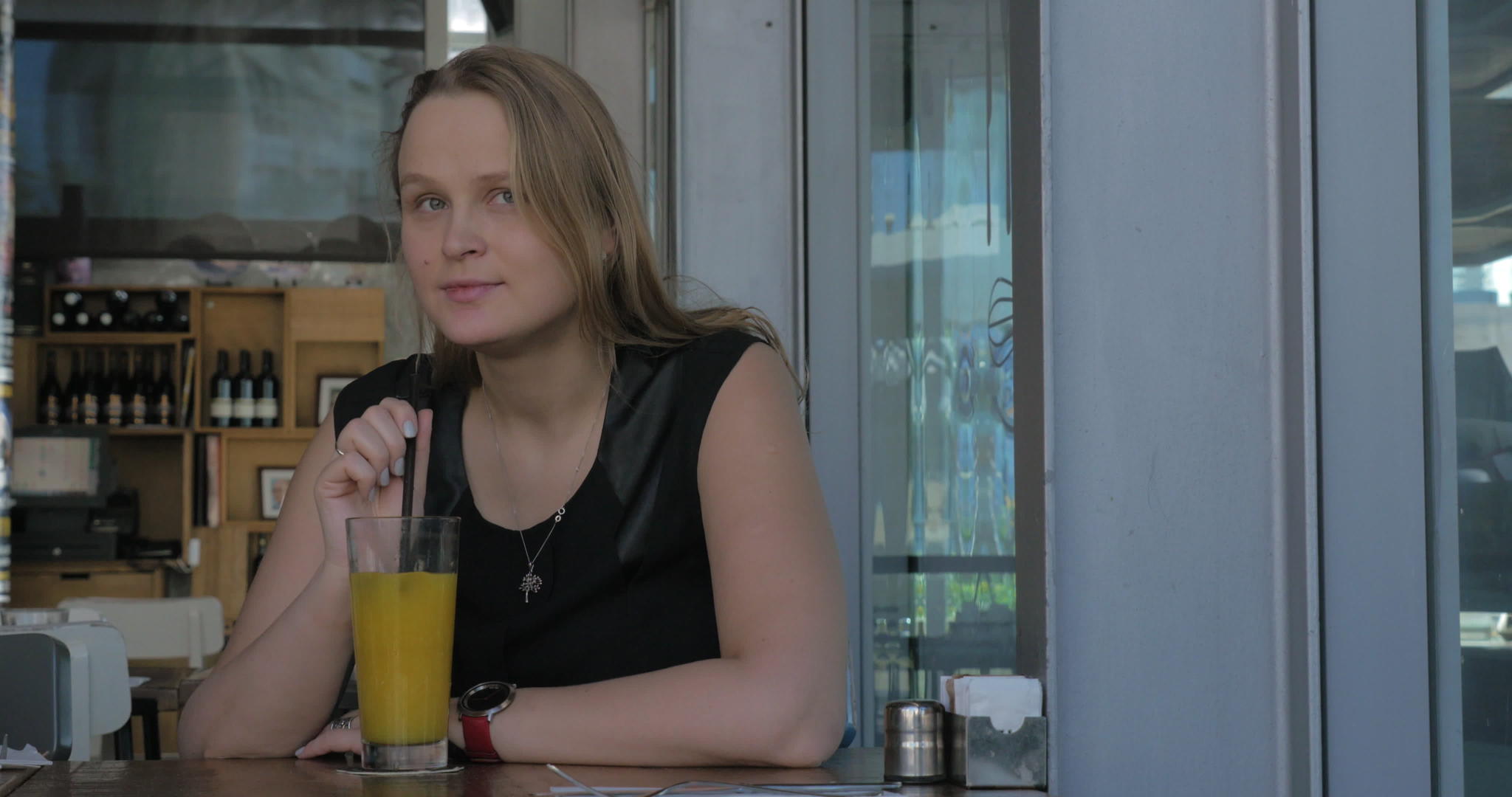 在咖啡馆喝果汁的女人视频的预览图