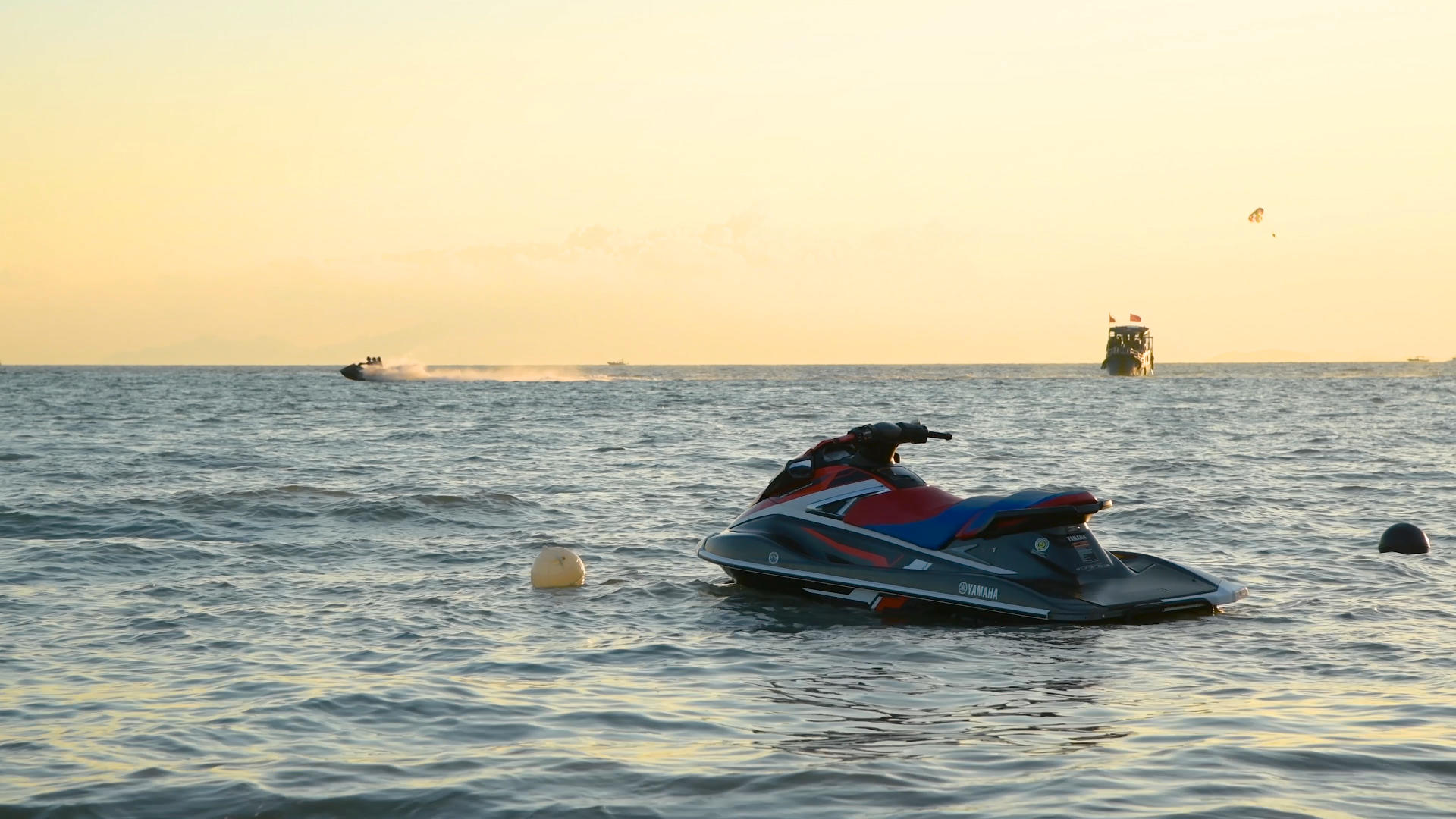 4K夕阳下的摩托艇视频的预览图