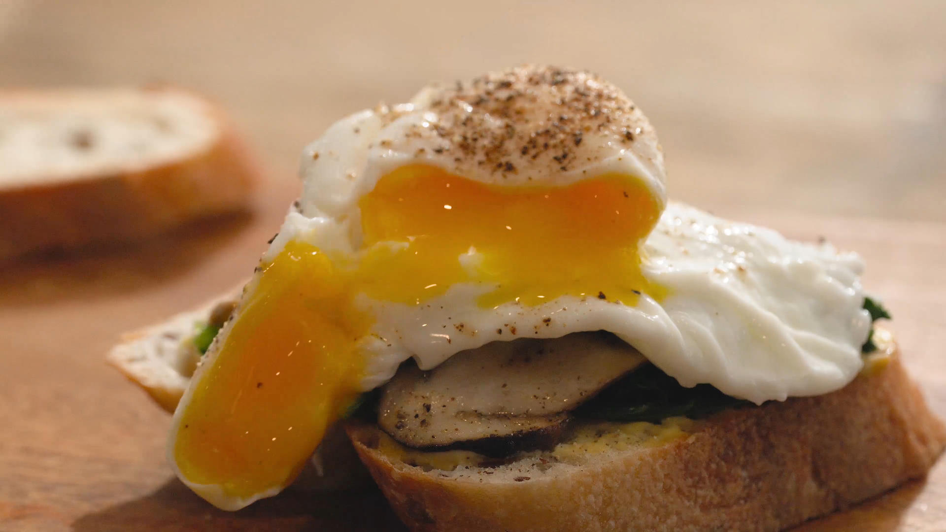早餐切开流心鸡蛋视频的预览图