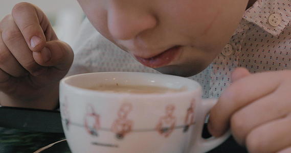 男孩吹热茶视频的预览图