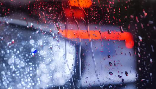 暴雨车窗上的雨滴视频的预览图
