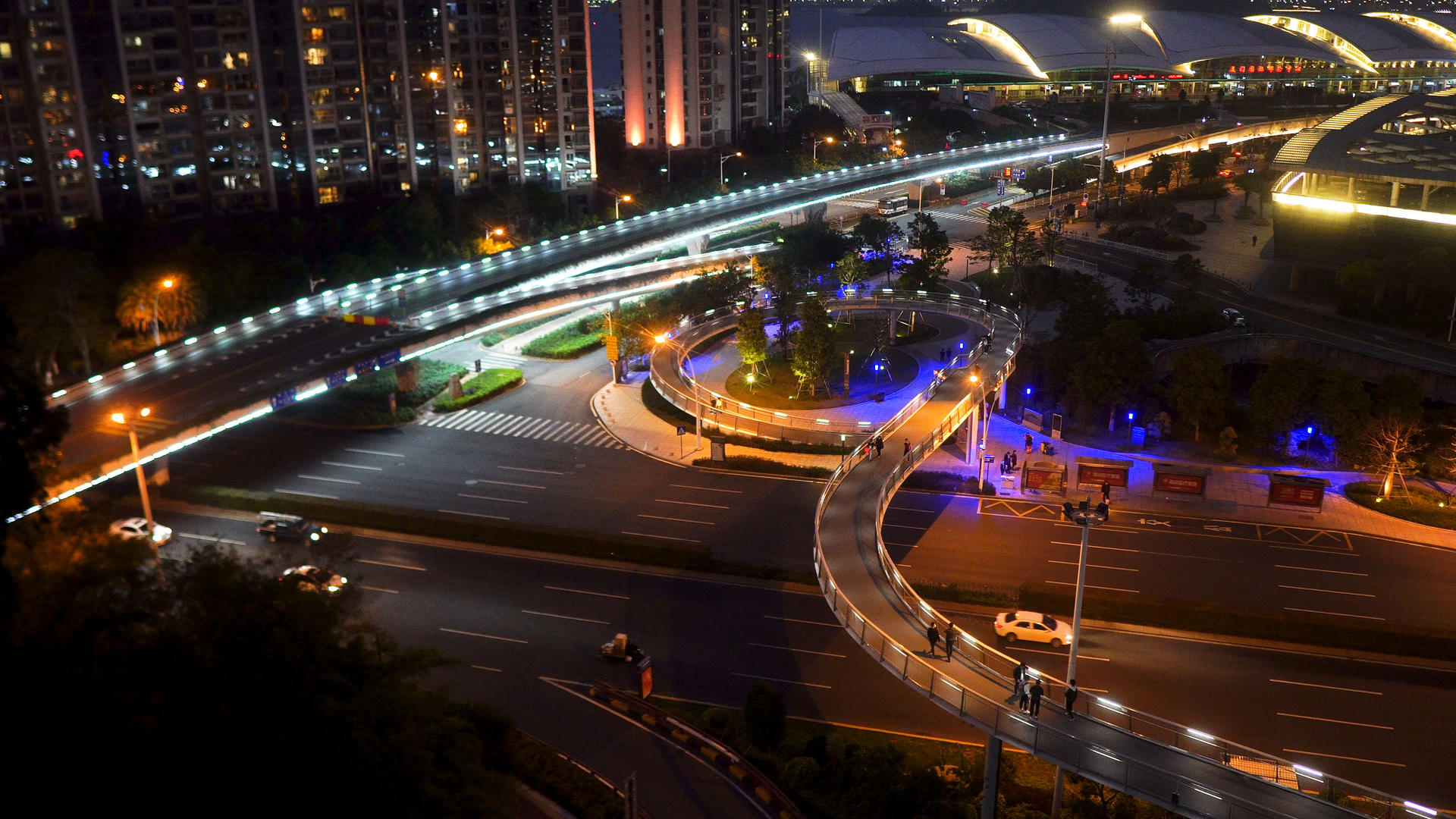 城市夜晚的车流视频的预览图