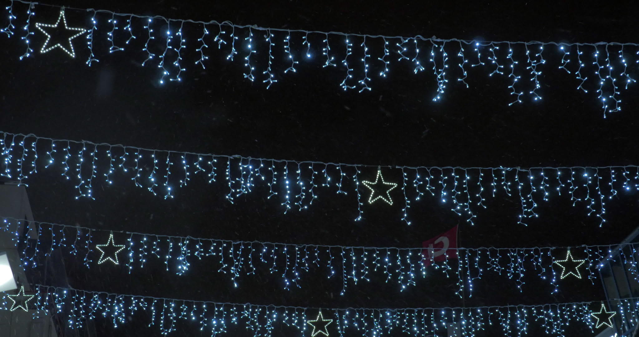圣诞灯挂在夜晚的城市里视频的预览图