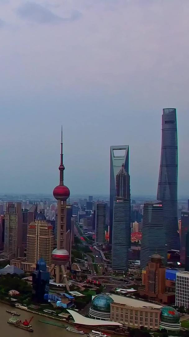 航拍在上海黄浦江两岸视频的预览图