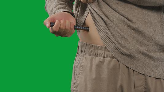 4K绿幕男性糖尿病患者注射胰岛素视频的预览图