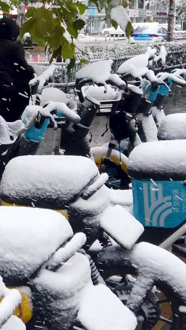 在雪地里拍摄自行车共享视频的预览图