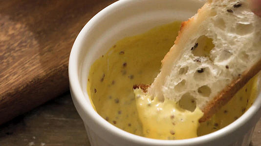早餐面包片蘸黄芥末酱视频的预览图