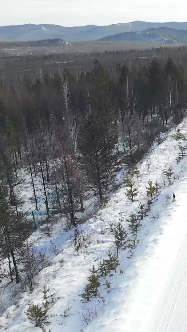 在雪地上高速飞驰的汽车航拍视频的预览图
