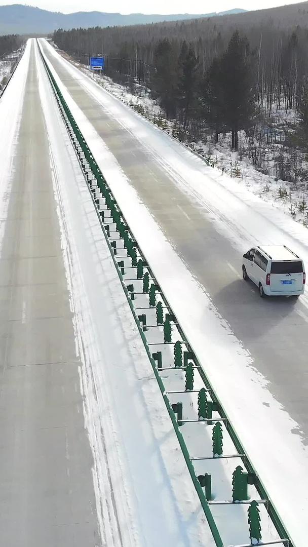 在雪地上高速飞驰的汽车航拍视频的预览图