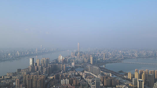 航拍城市高空俯瞰天际线地标建筑江景湖景4k素材视频的预览图