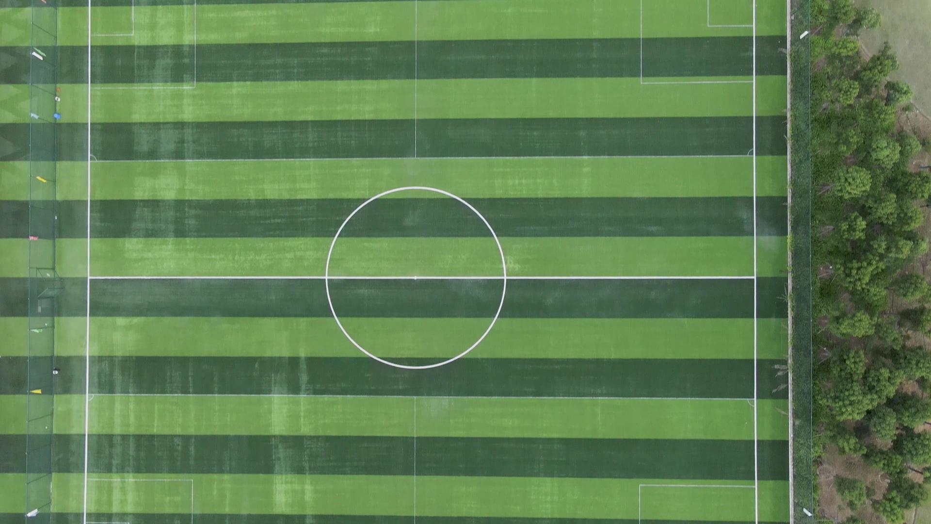 无人机掠过空旷的足球场4K视频视频的预览图
