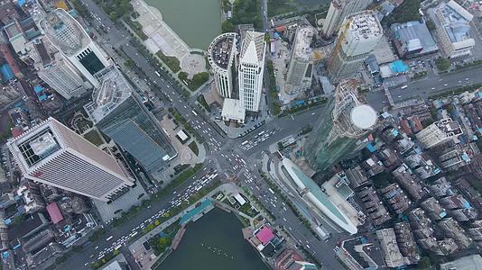 航拍武汉建设大道十字路口交通视频的预览图