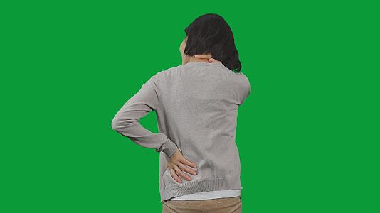 4K绿幕后视女性活动缓解脖颈与腰部疼痛视频的预览图