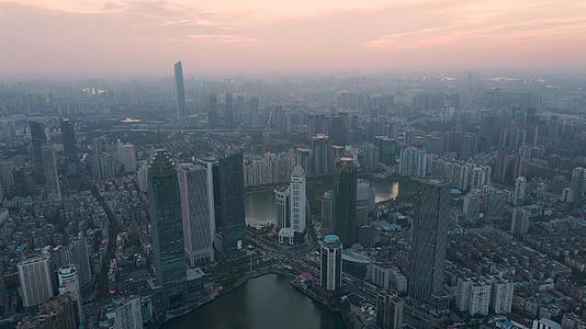 航拍日落时分的武汉金融街视频的预览图