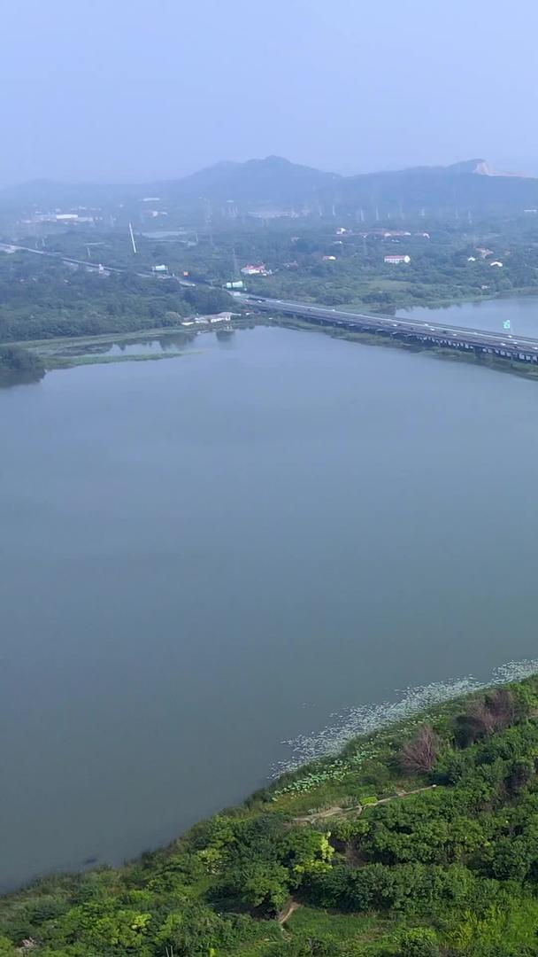 武汉严西湖垮湖大桥航拍交通与乡村风光视频的预览图