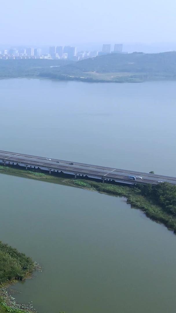 武汉严西湖垮湖大桥航拍交通与乡村风光视频的预览图