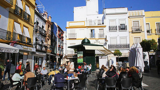西班牙塞利维亚街头艺人和广场下午茶视频的预览图