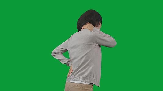 4K绿幕女性活动缓解腰部与颈部疼痛视频的预览图