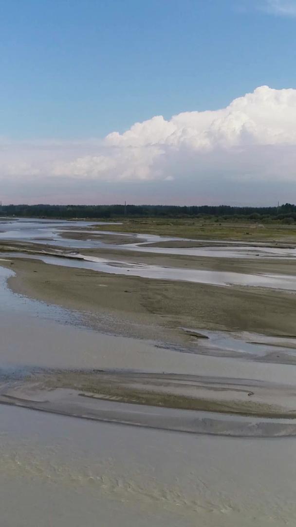 干涸的河流航拍视频的预览图